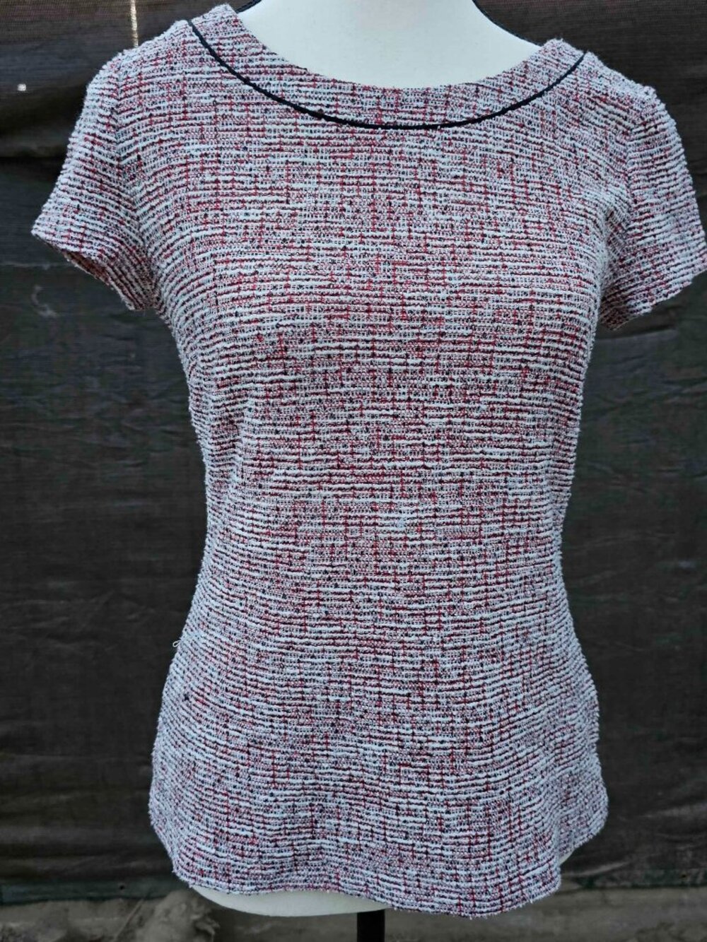 banana republic red white and black Textured short sleeve top xs